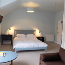 01-Deluxe-king-at-Shorehouse-B&B